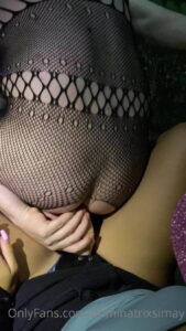Kendi eliyle sokuyor gotune