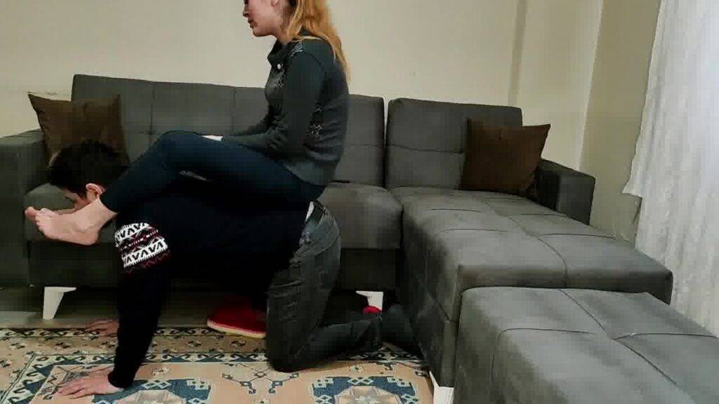 KRALİÇE VE PONYBOY